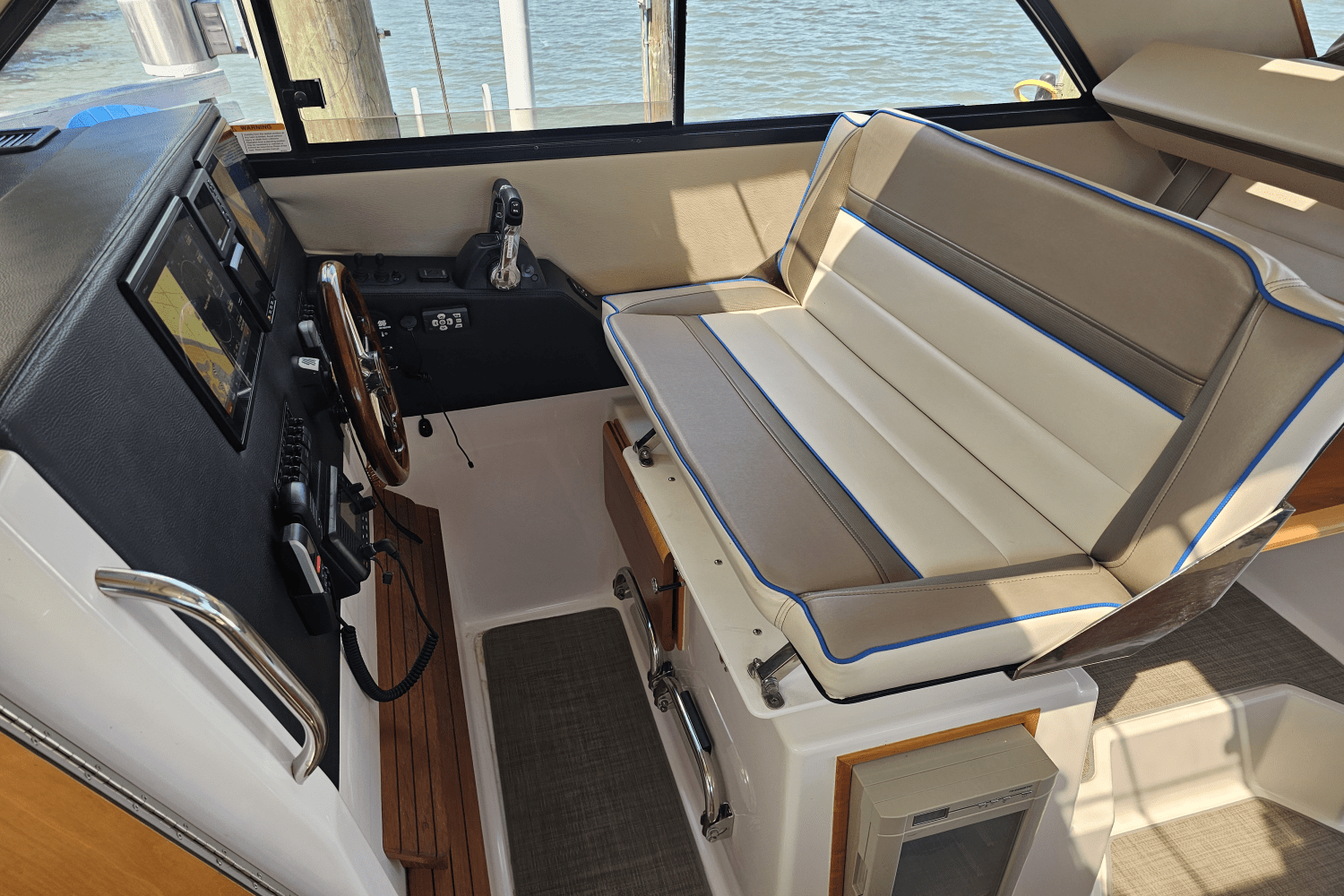 Slide: The Image of Cutwater 302 COUPE 2019 - 48