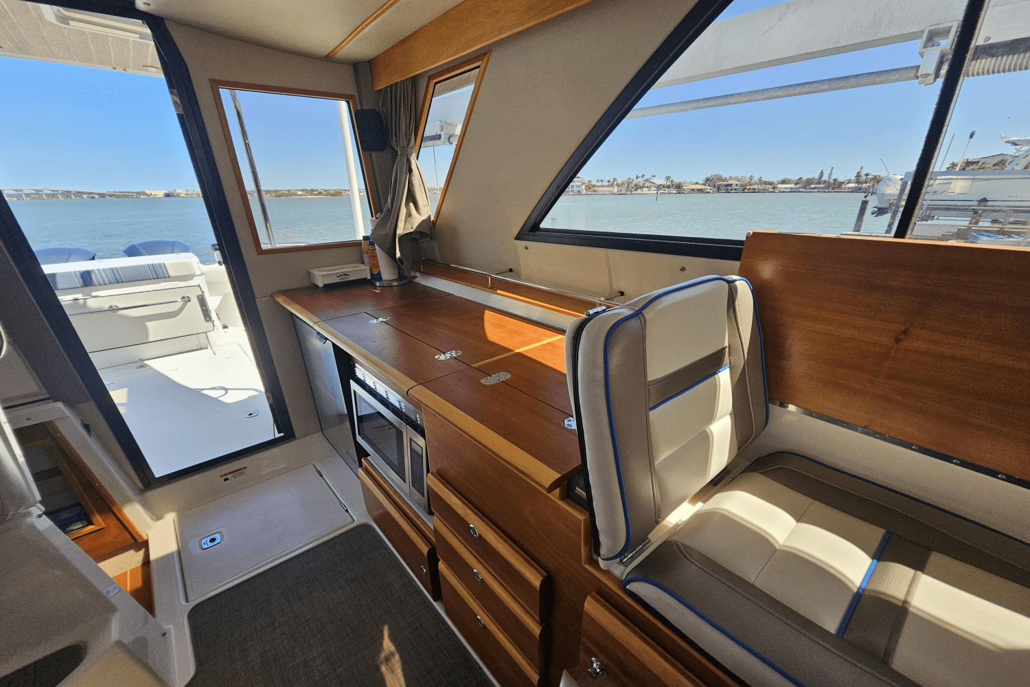 Slide: The Image of Cutwater 302 COUPE 2019 - 59