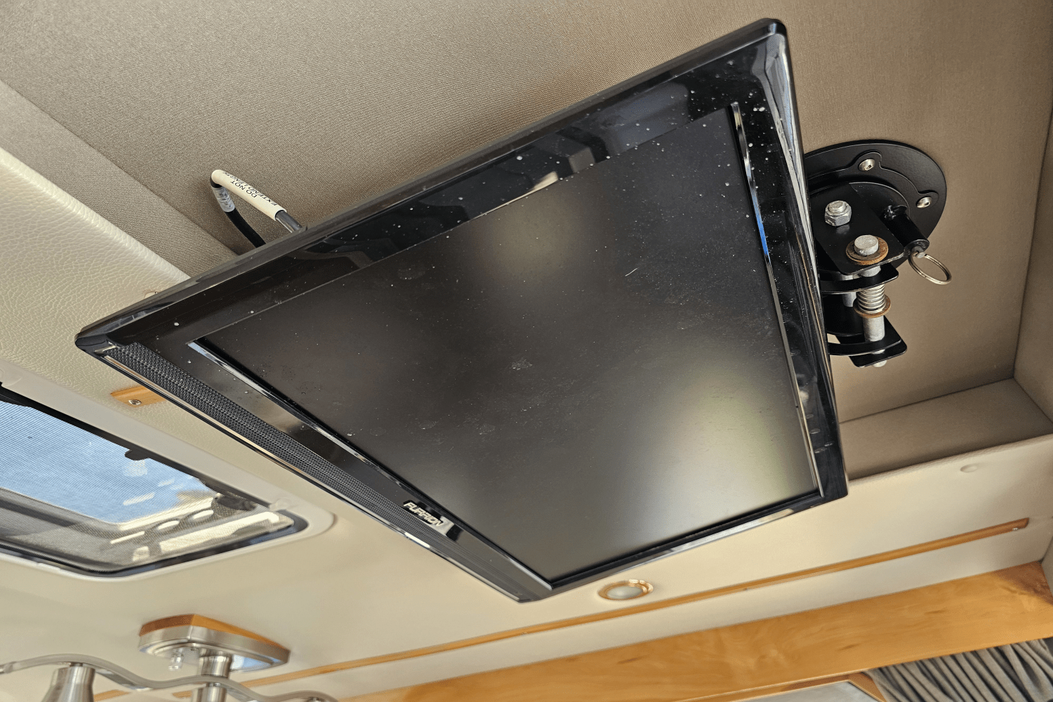 Slide: The Image of Cutwater 302 COUPE 2019 - 60