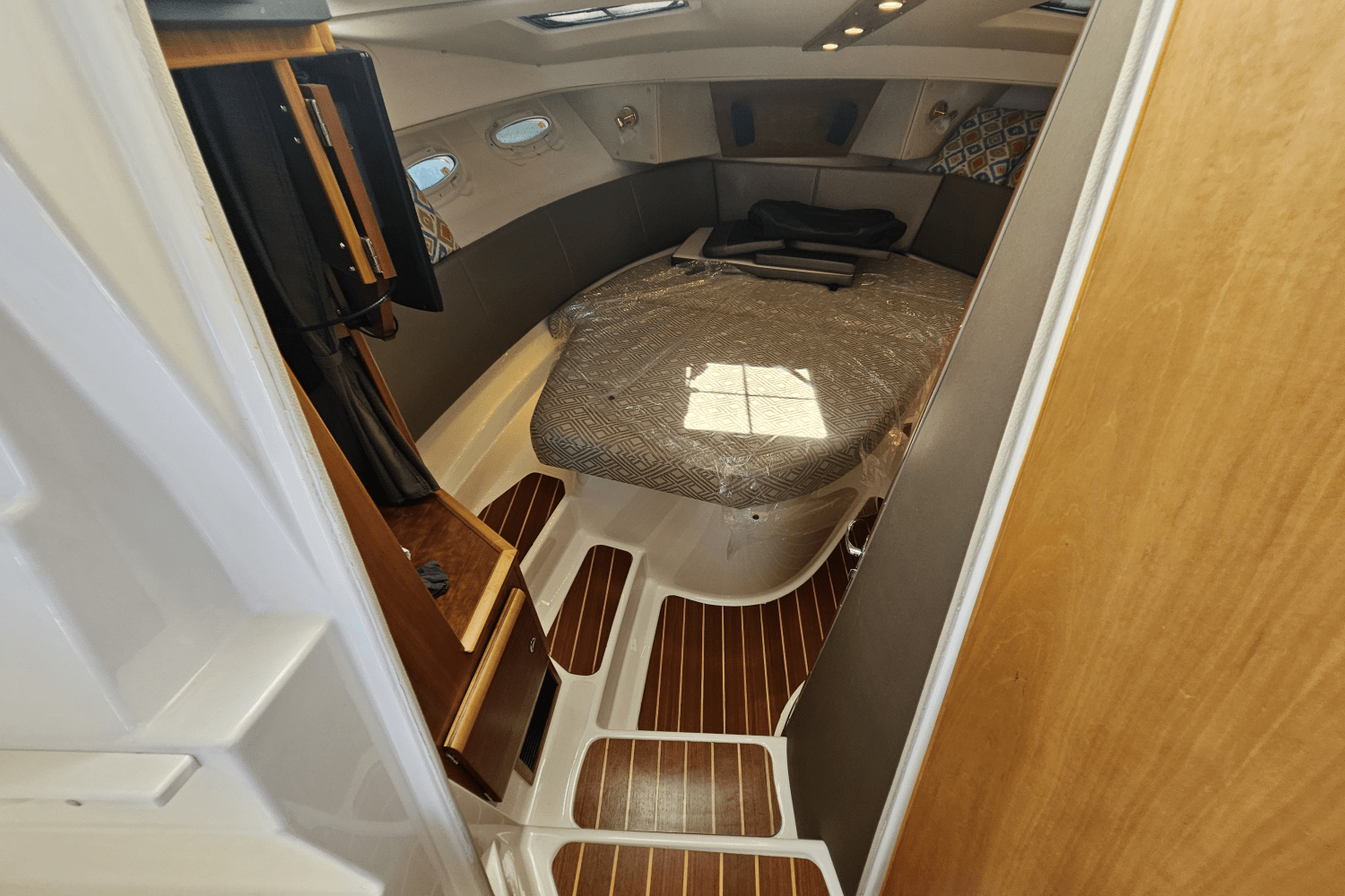 Slide: The Image of Cutwater 302 COUPE 2019 - 63