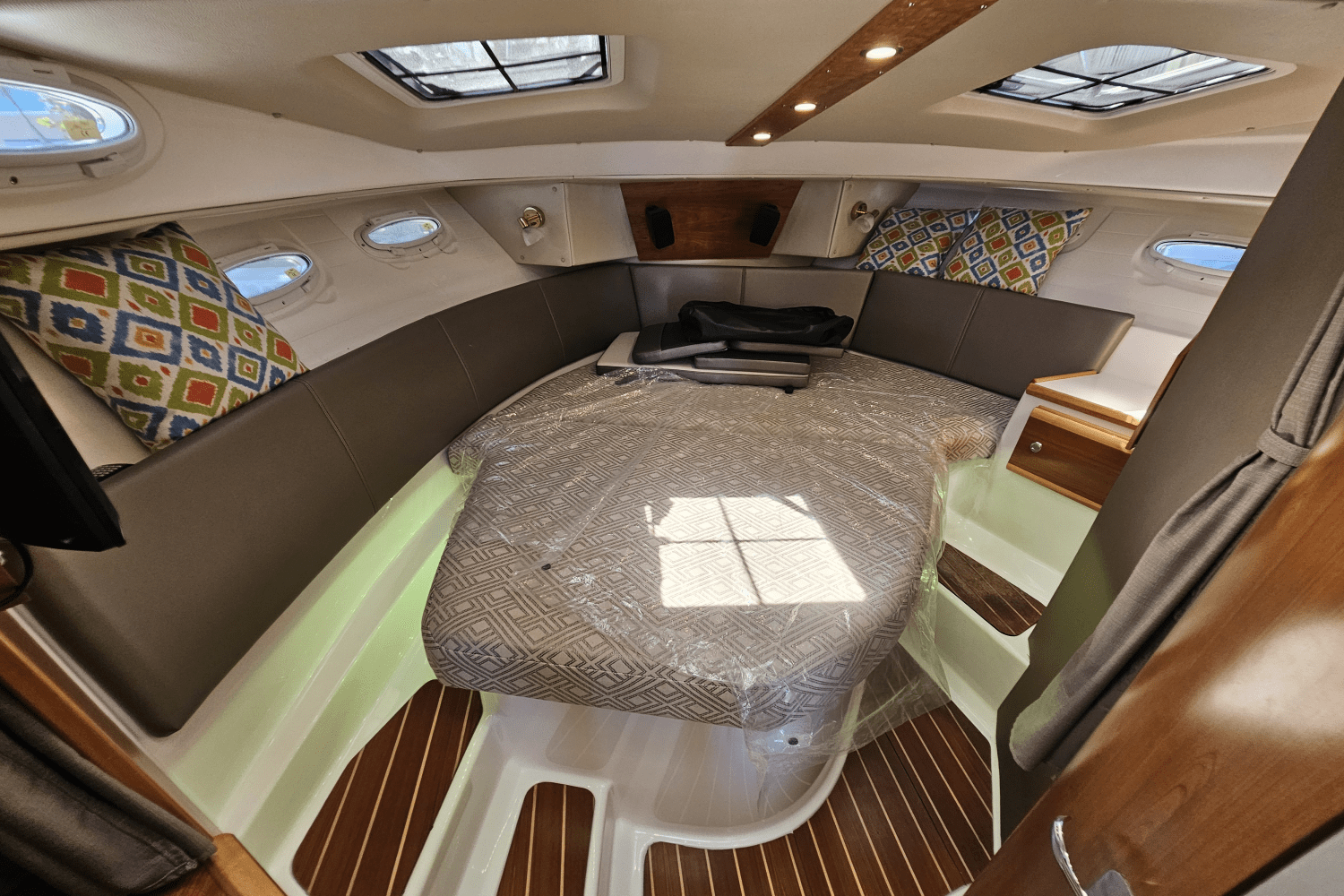 Slide: The Image of Cutwater 302 COUPE 2019 - 64