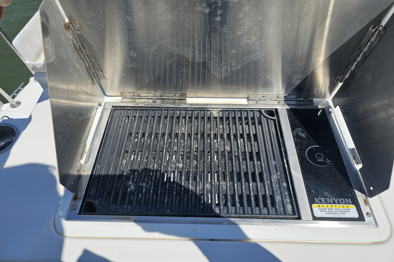 Slide: The Image of Cutwater 302 COUPE 2019 - 7