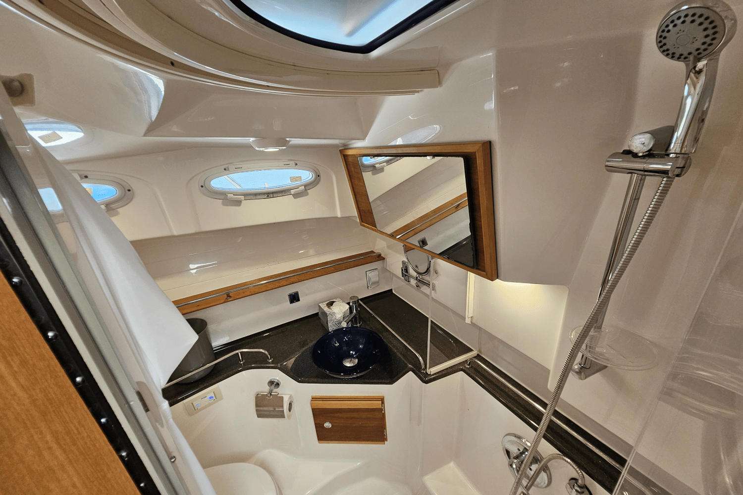 Slide: The Image of Cutwater 302 COUPE 2019 - 70