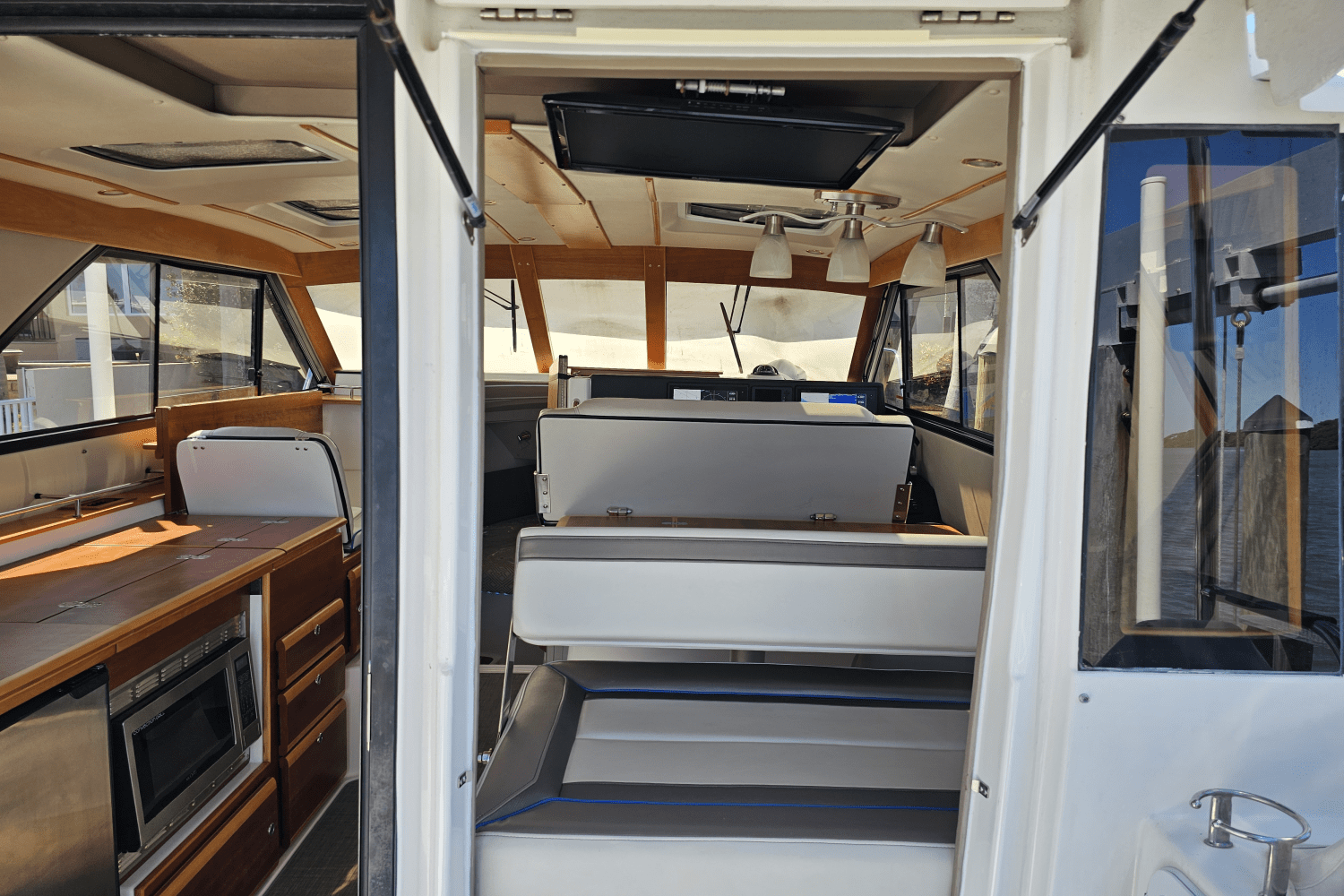 Slide: The Image of Cutwater 302 COUPE 2019 - 74