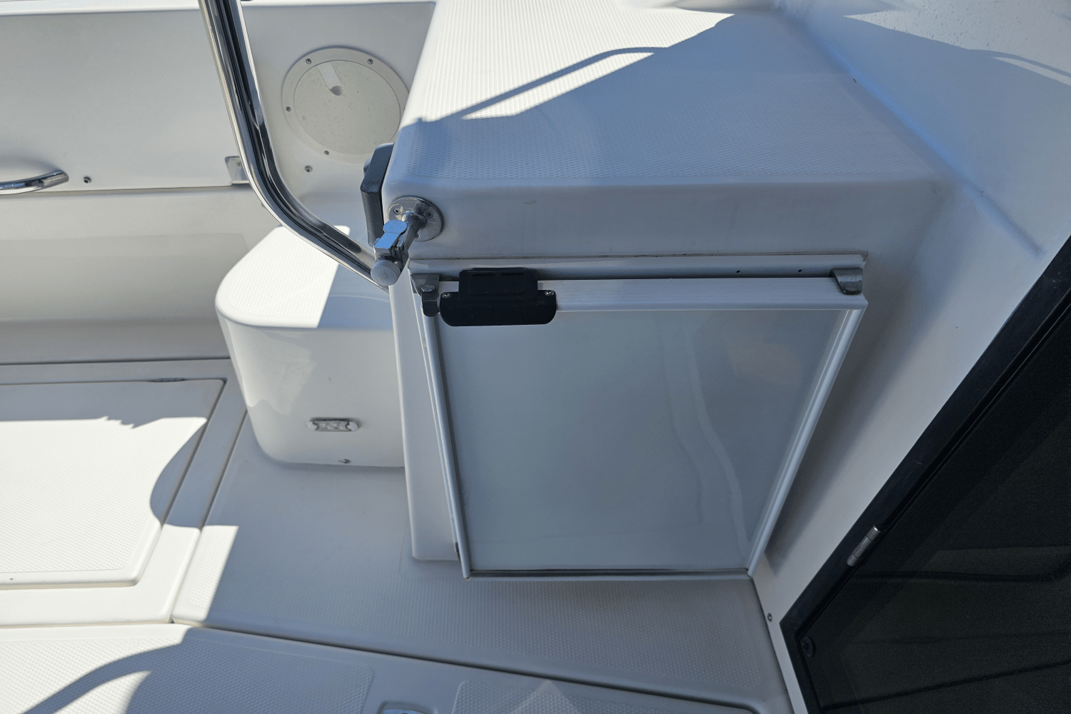 Slide: The Image of Cutwater 302 COUPE 2019 - 75