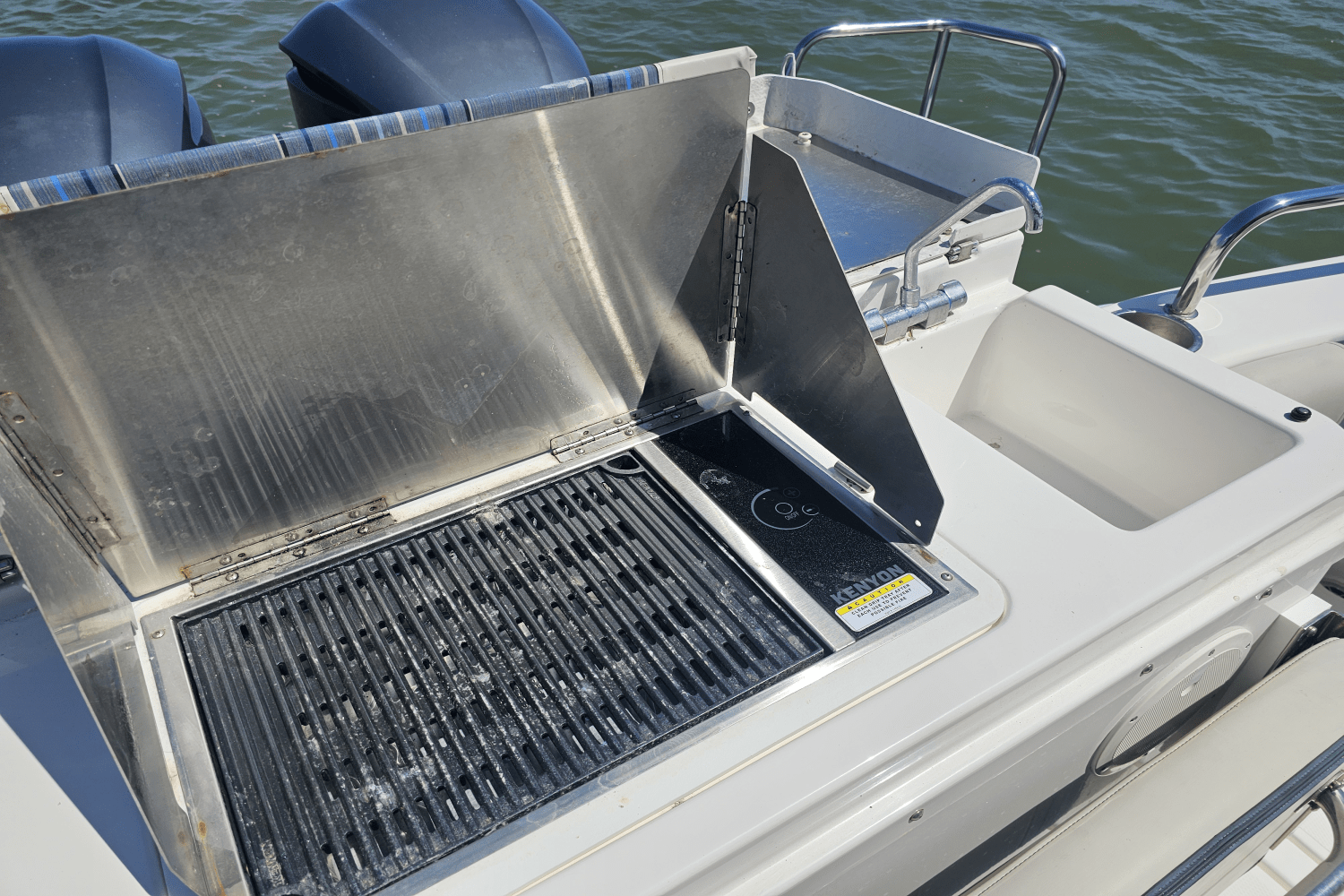 Slide: The Image of Cutwater 302 COUPE 2019 - 8