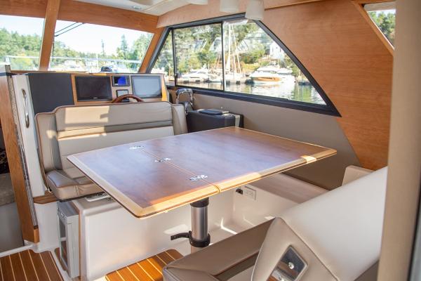 Slide: The Image of Cutwater 32 Coupe 2022 - 3