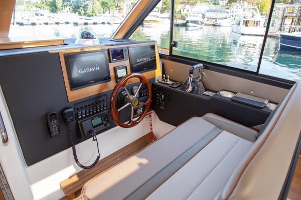 Slide: The Image of Cutwater 32 Coupe 2022 - 4