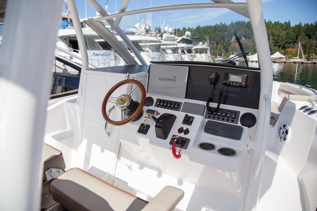 Slide: The Image of Cutwater C-24 CW 2020 - 10