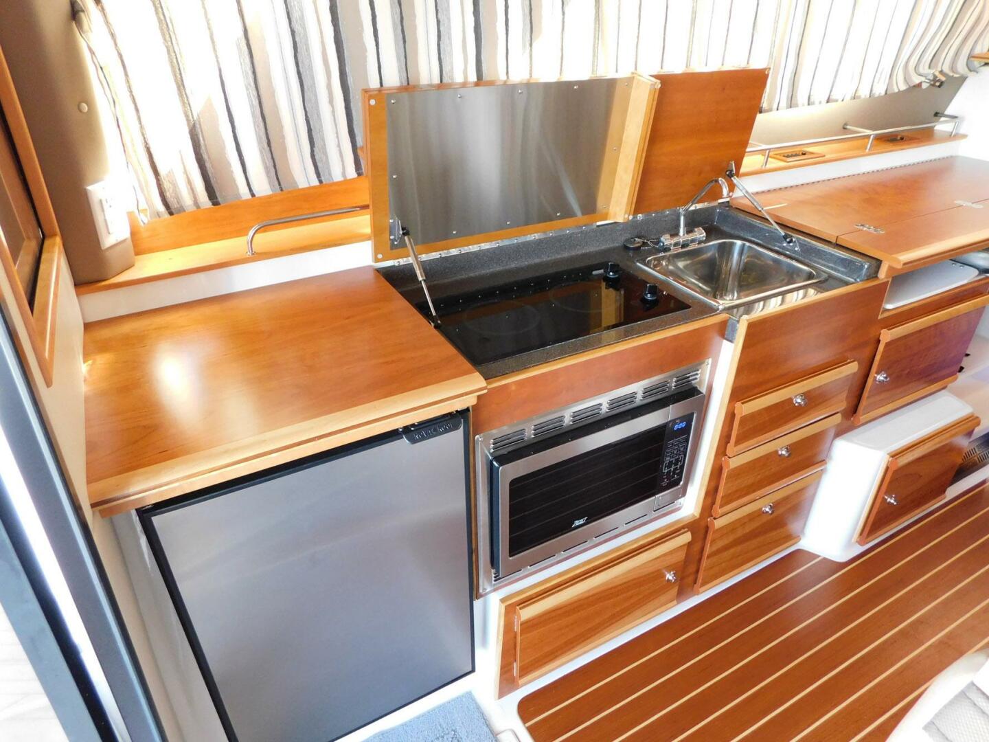 Slide: The Image of Cutwater C-30 Sedan 2022 - 4541347