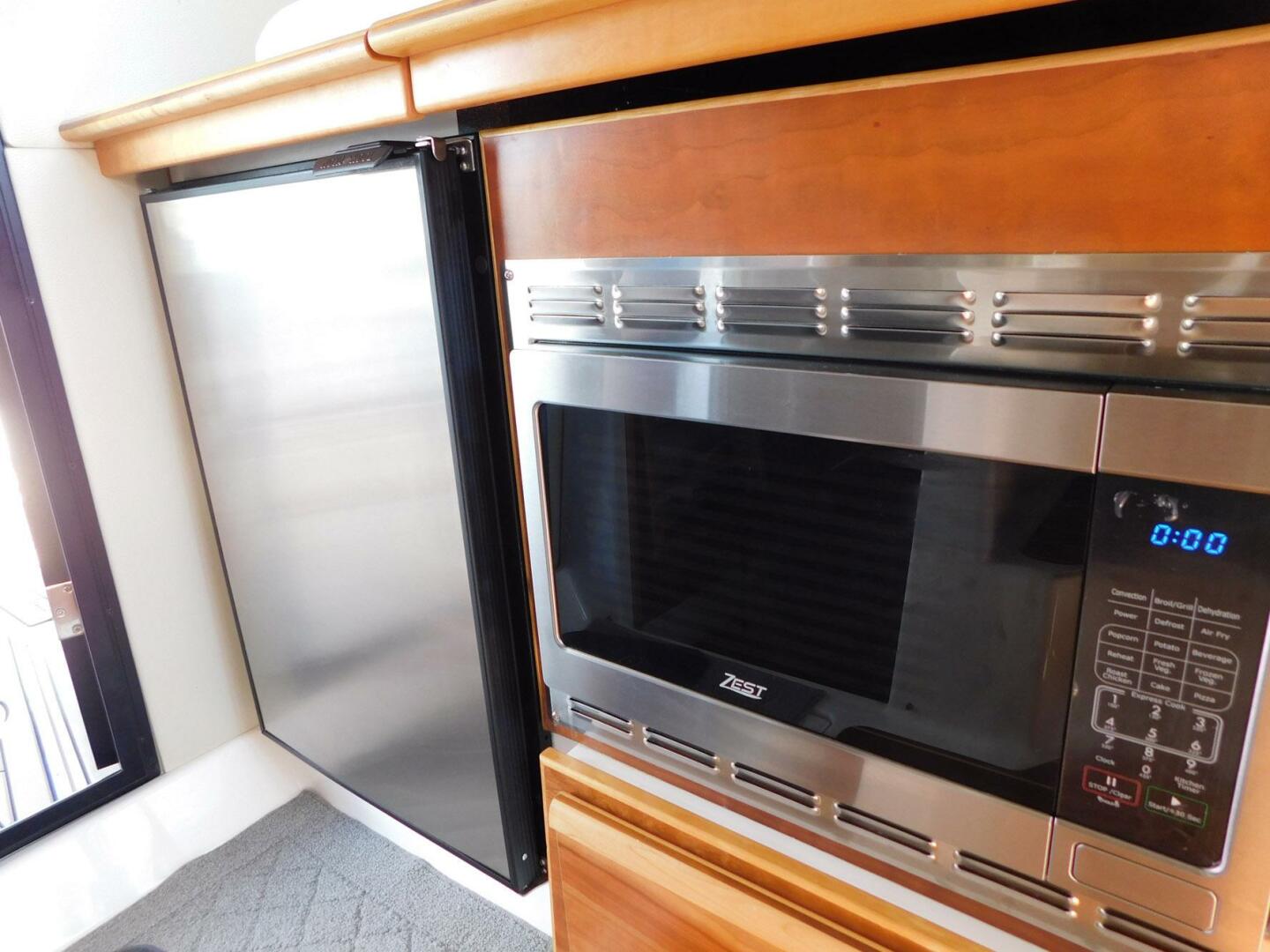 Slide: The Image of Cutwater C-30 Sedan 2022 - 4541349