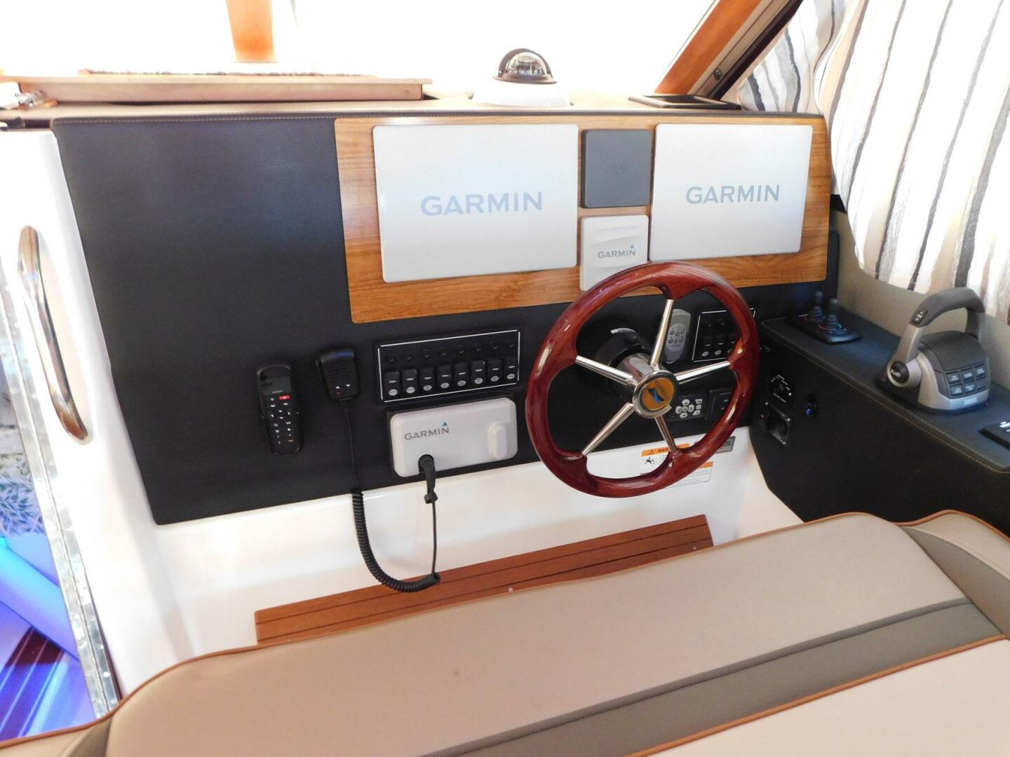 Slide: The Image of Cutwater C-30 Sedan 2022 - 4541366