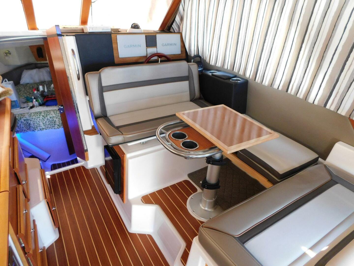 Slide: The Image of Cutwater C-30 Sedan 2022 - 4541369