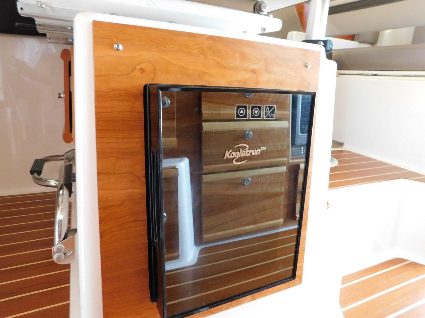 Slide: The Image of Cutwater C-30 Sedan 2022 - 4541371