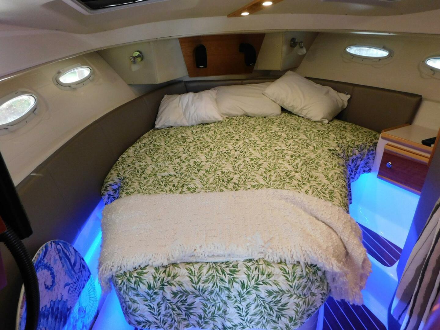 Slide: The Image of Cutwater C-30 Sedan 2022 - 4541375