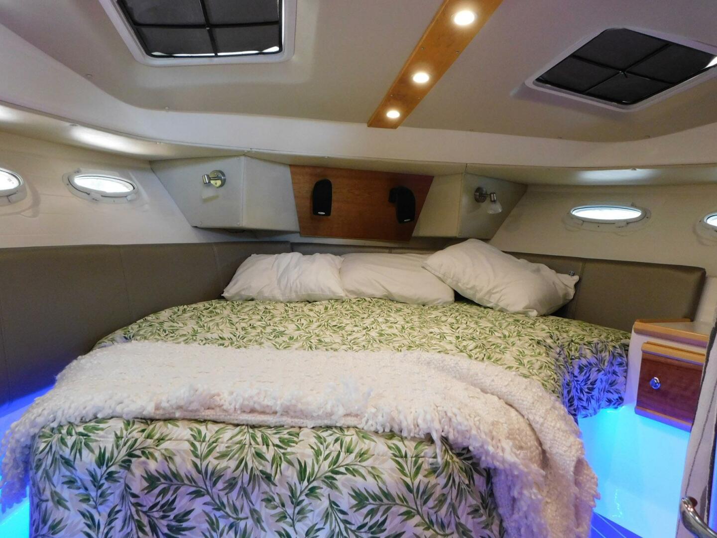 Slide: The Image of Cutwater C-30 Sedan 2022 - 4541377