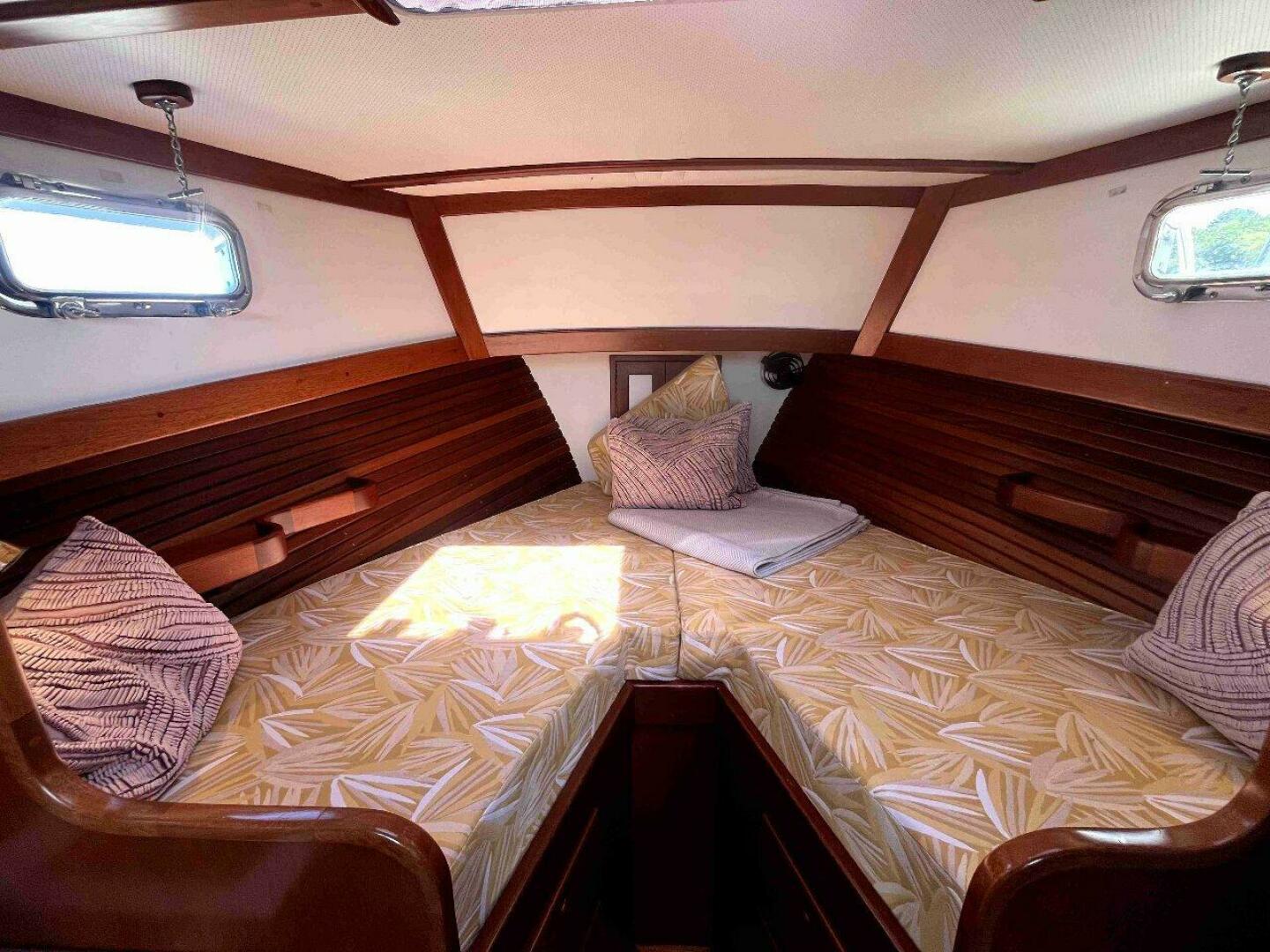 Slide: The Image of Duffy 35 Flybridge Cruiser 1990 - 4621736