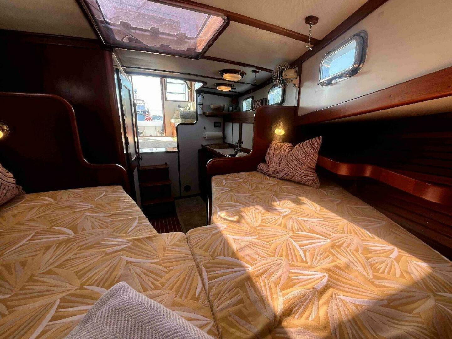 Slide: The Image of Duffy 35 Flybridge Cruiser 1990 - 4621738