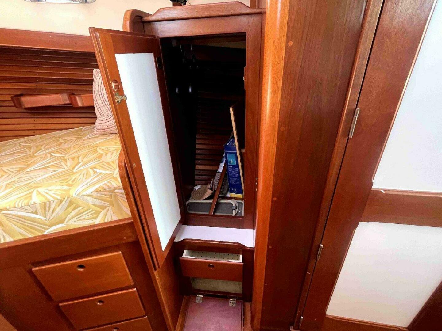 Slide: The Image of Duffy 35 Flybridge Cruiser 1990 - 4621742