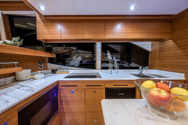 Slide: The Image of Dyna 63 Flybridge Hull #16 2022 - 8