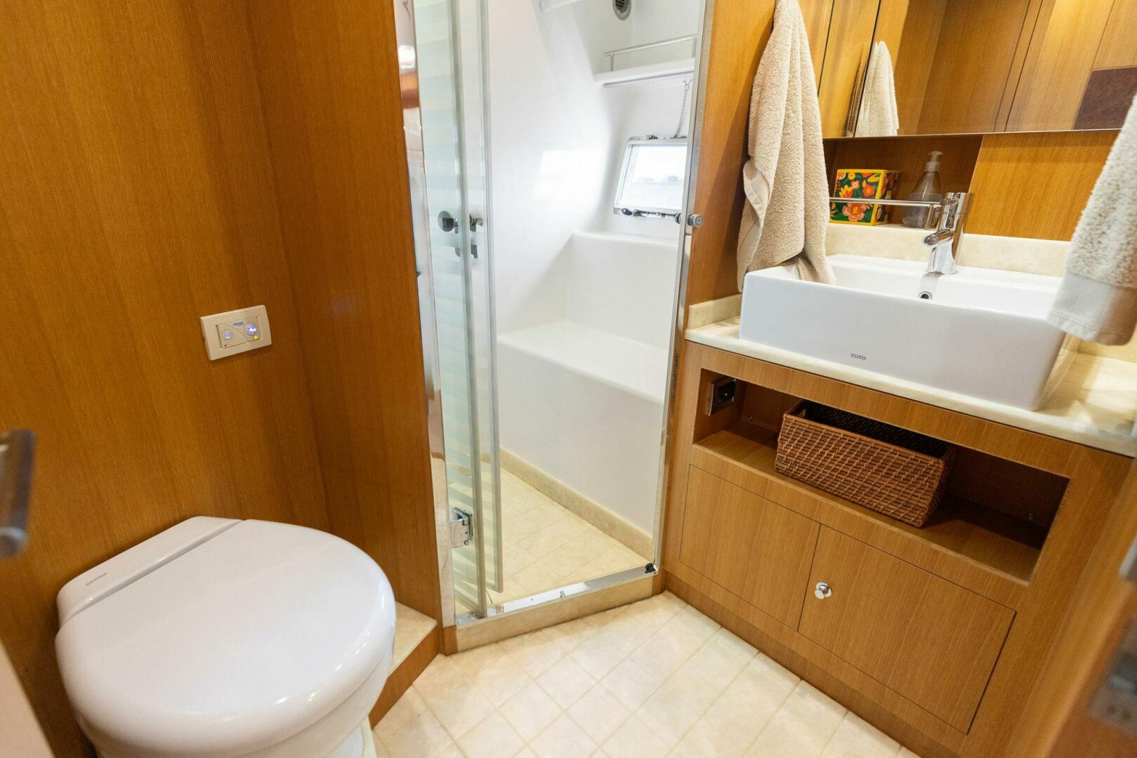 Slide: The Image of 2015 Dyna 60 Motor Yacht 'Wanderlust' Guest Head - 4789845