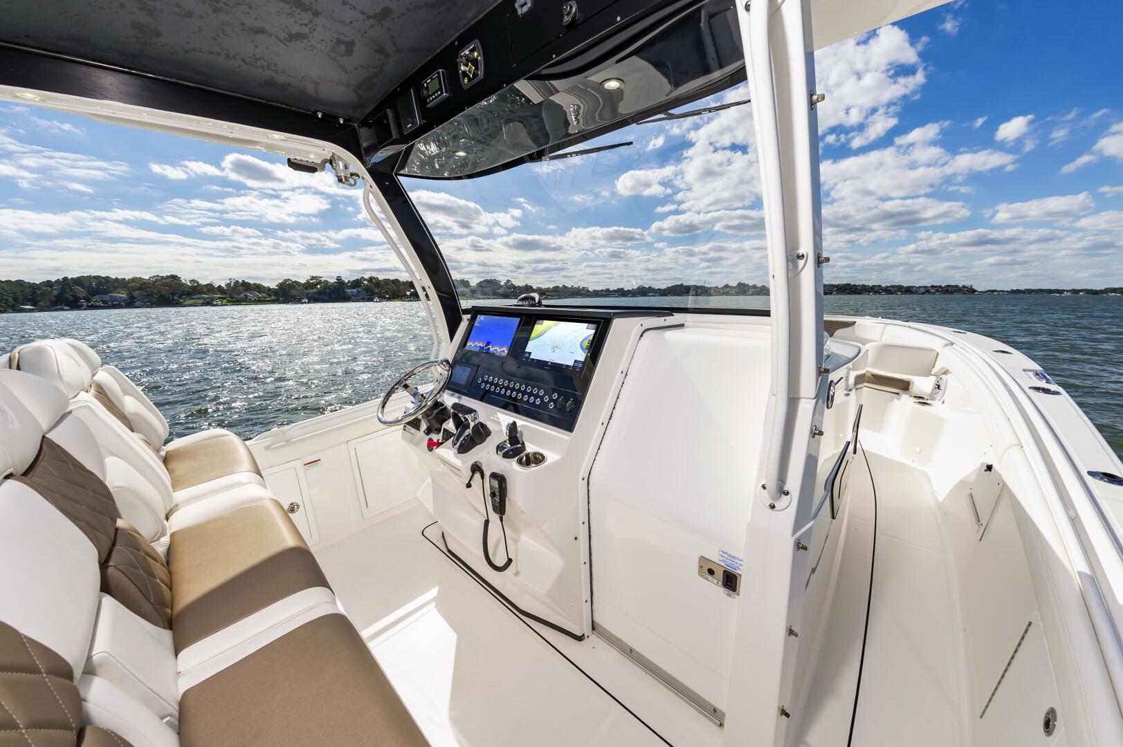Slide: The Image of Edgewater 370CC 2022 - 3964543