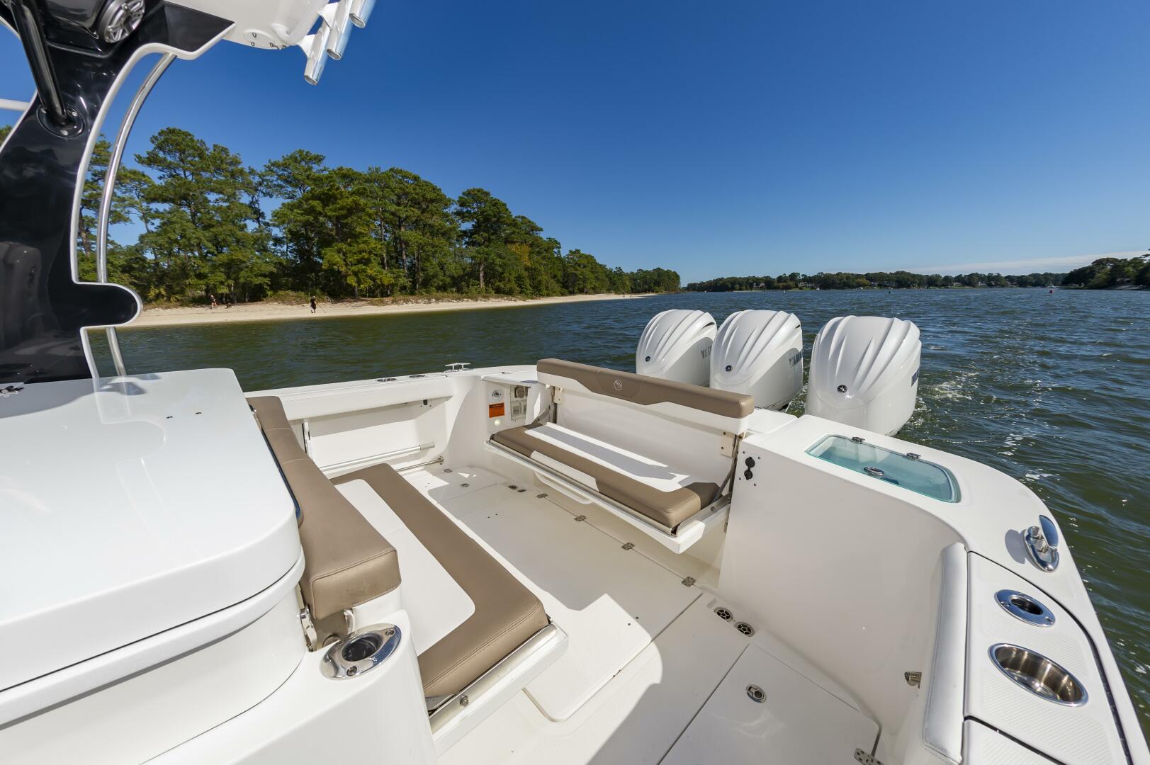 Slide: The Image of Edgewater 370CC 2022 - 3964547
