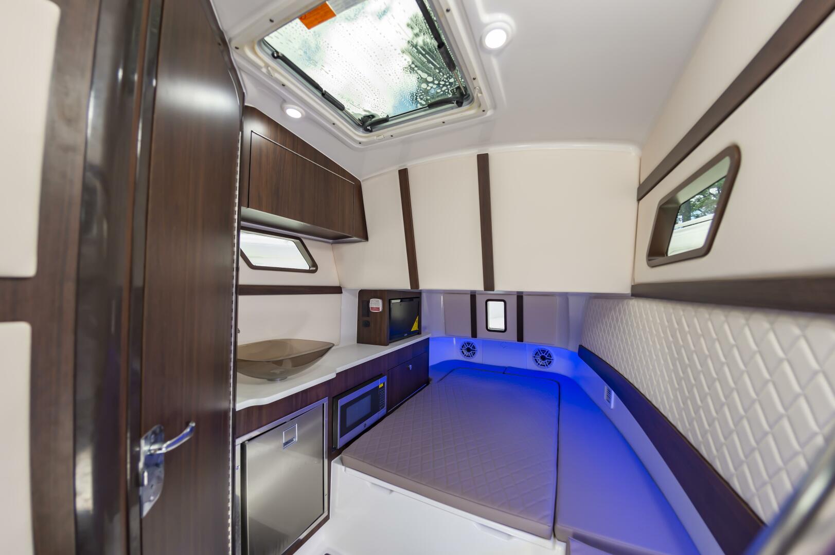 Slide: The Image of Edgewater 370CC 2022 - 3964572