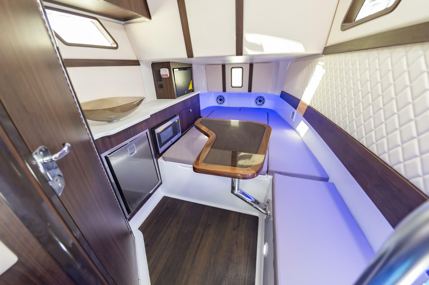 Slide: The Image of Edgewater 370CC 2022 - 3964577