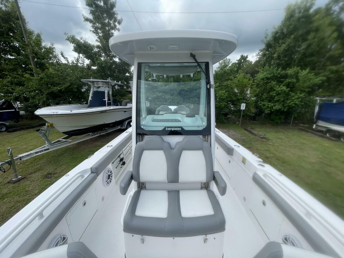 Slide: The Image of Everglades 235 Center Console 2023 - 5450904