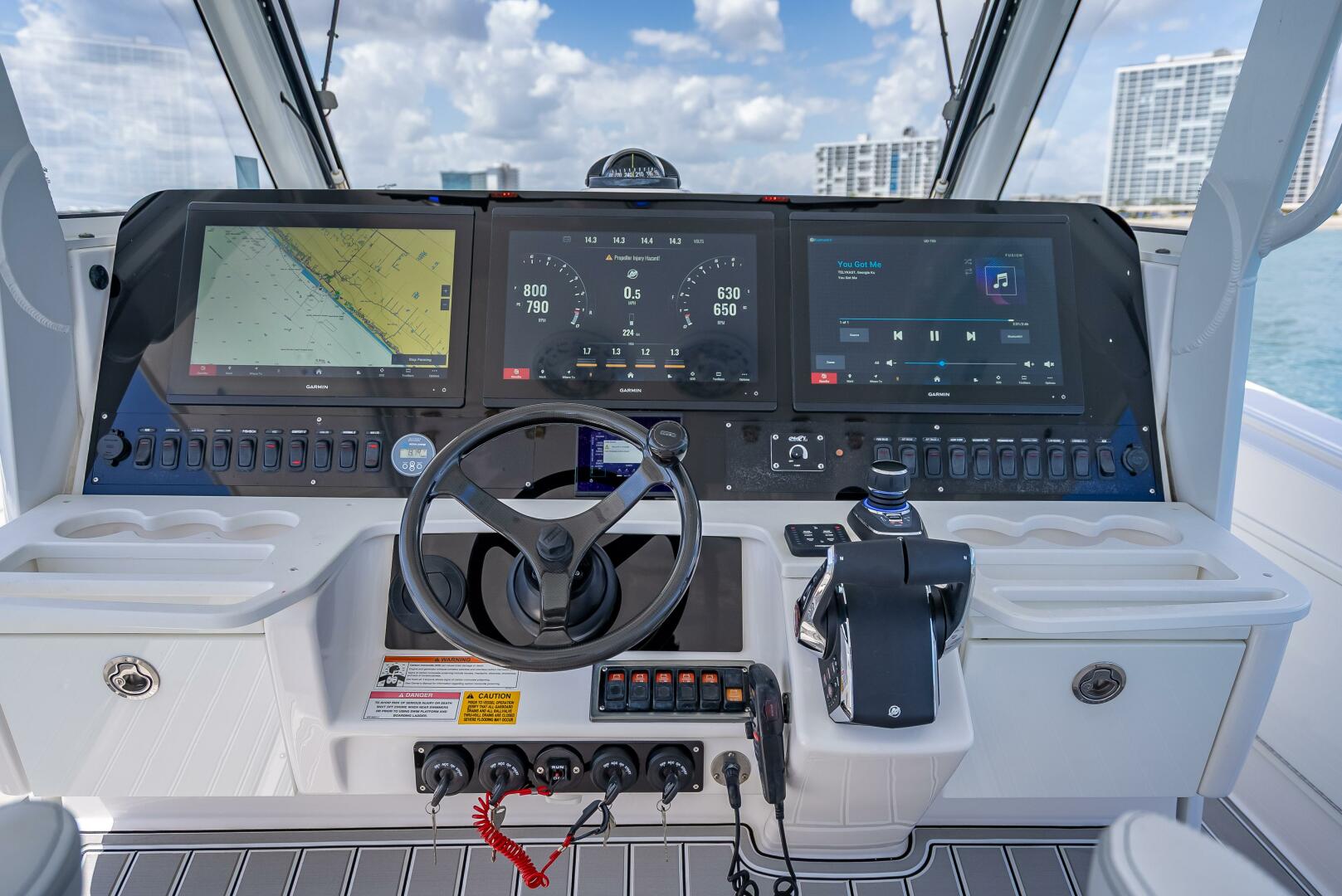 Slide: The Image of Everglades 435 Center Console 2018 - 5408467
