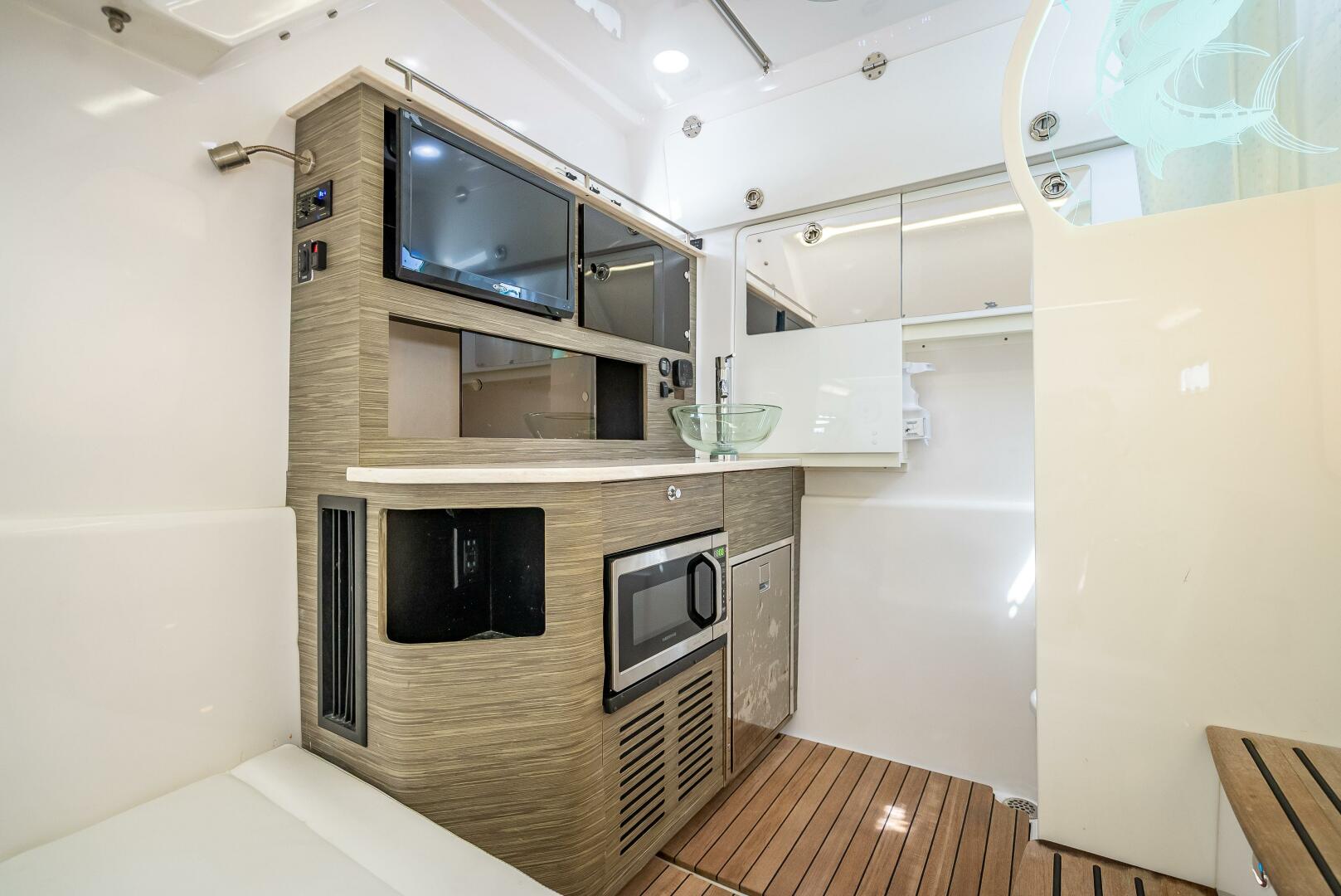 Slide: The Image of Everglades 435 Center Console 2018 - 5408451