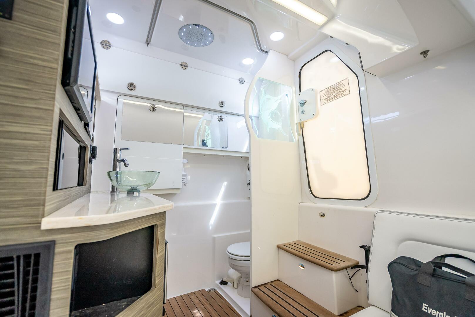 Slide: The Image of Everglades 435 Center Console 2018 - 5408452