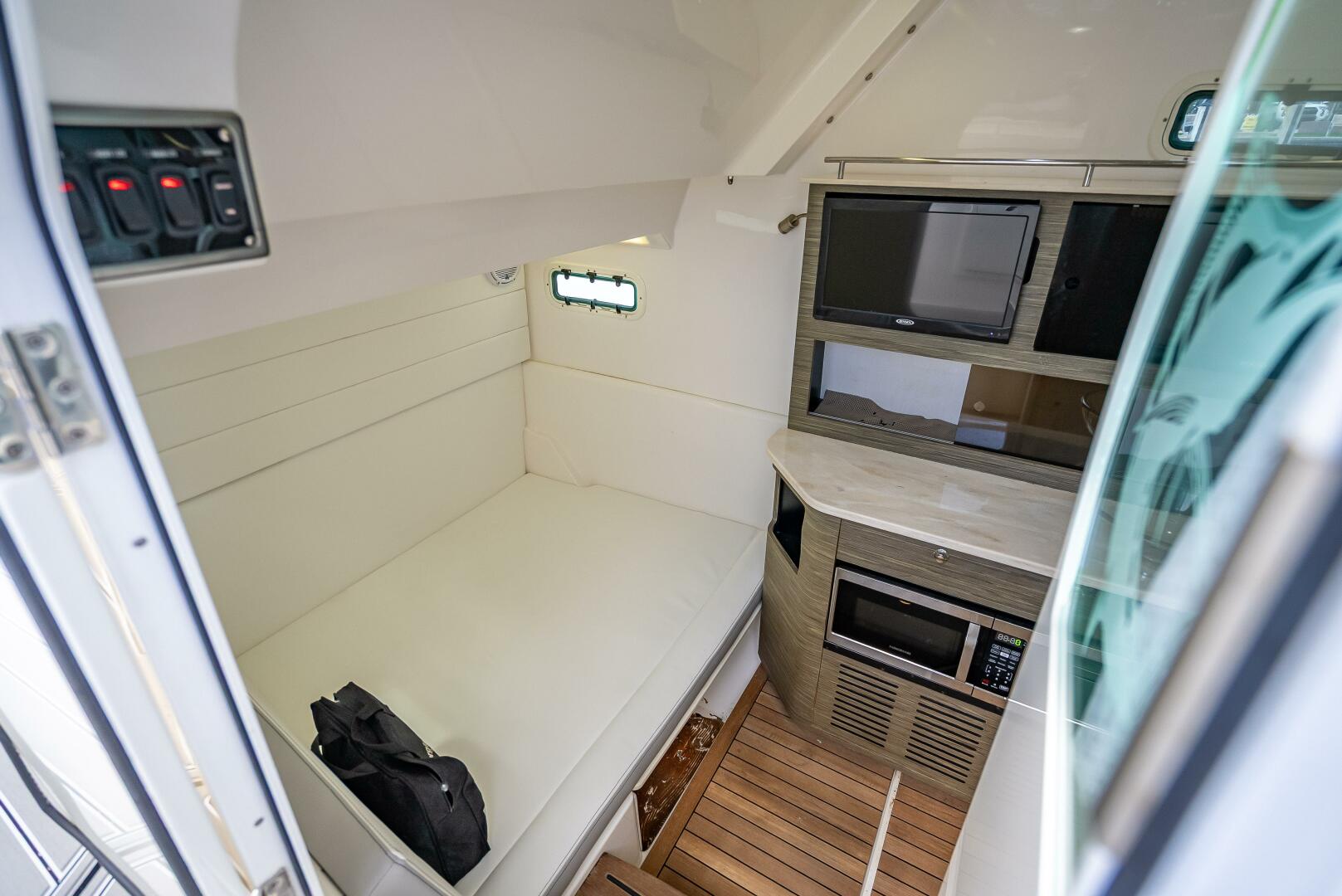 Slide: The Image of Everglades 435 Center Console 2018 - 5408456