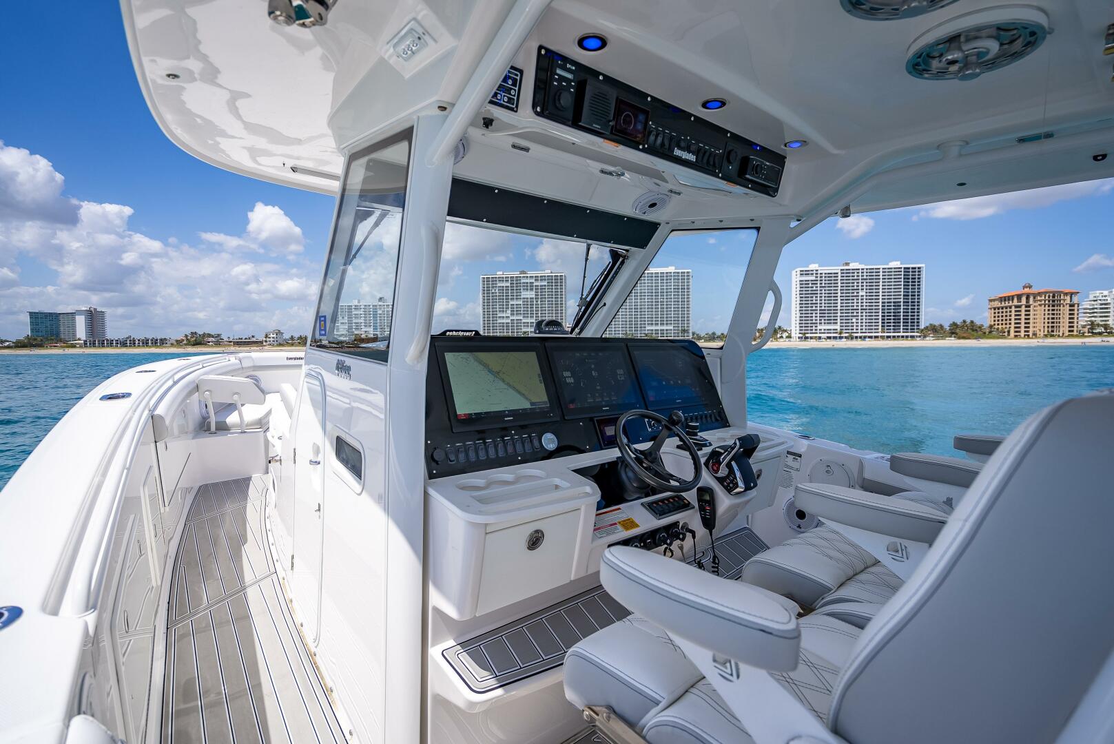 Slide: The Image of Everglades 435 Center Console 2018 - 5408463