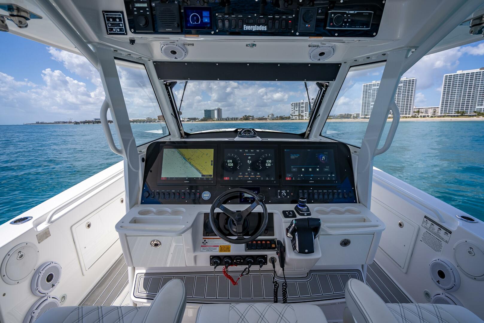 Slide: The Image of Everglades 435 Center Console 2018 - 5408464