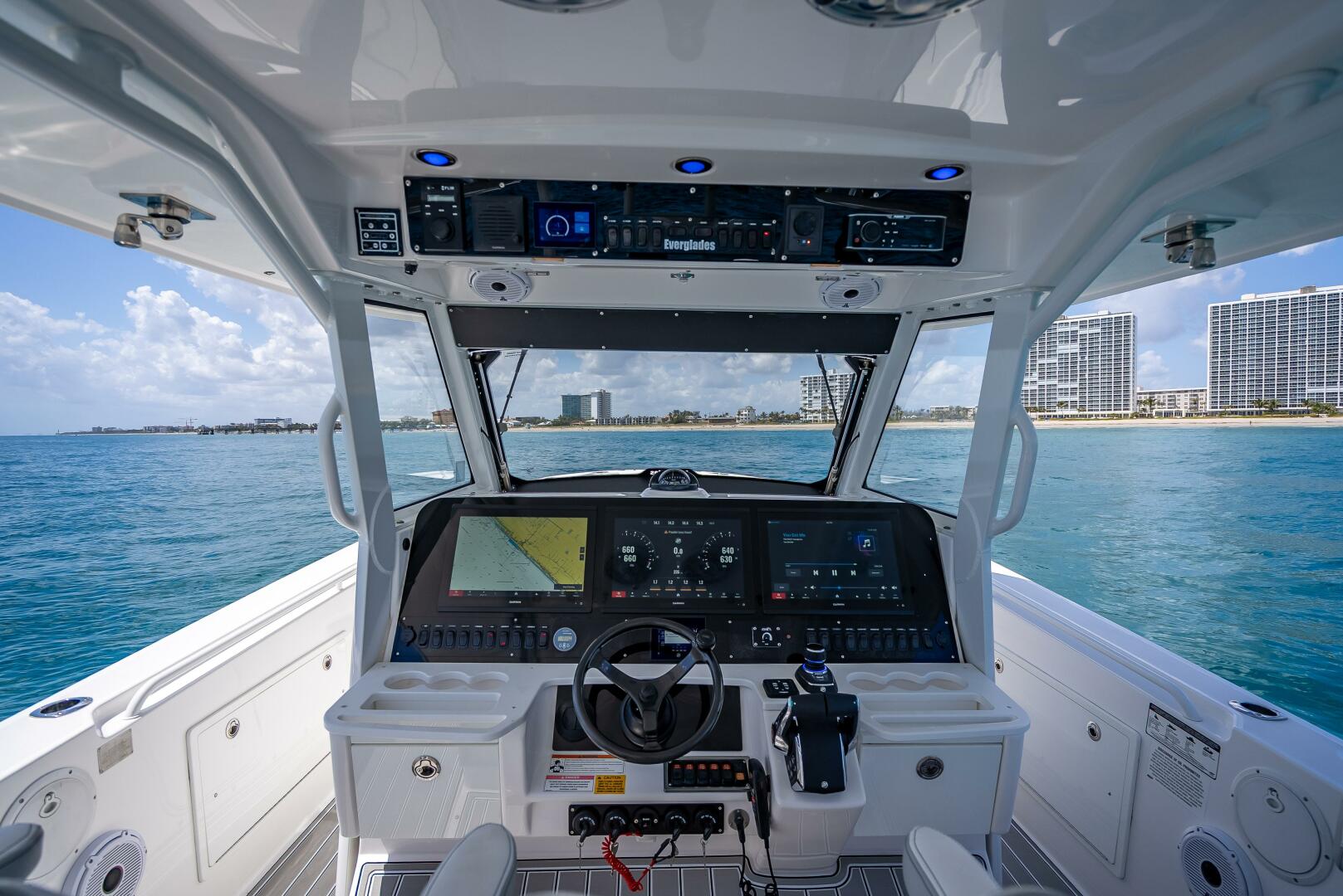 Slide: The Image of Everglades 435 Center Console 2018 - 5408465