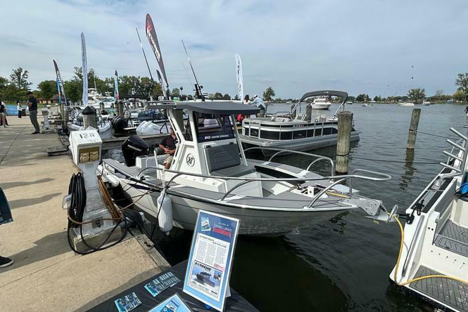 Slide: The Image of Extreme Boats 645 21' Center Console STBD view Forward starboard view - 5254810