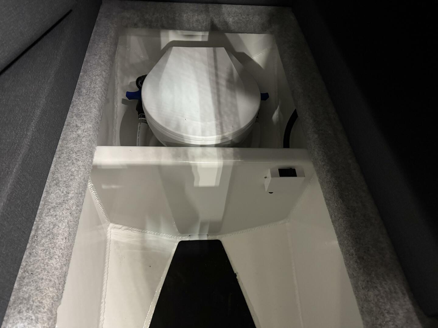 Slide: The Image of Electric Head  2024 Extreme Boats 795 Walk Around 26' Head System  - 5185078