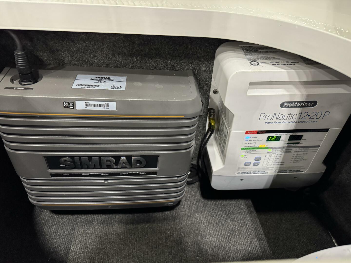 Slide: The Image of S5100 Module and Battery Charger Simrad Electronics and Electrical 2024 Extreme Boats 795 Walk Around 26' - 5185084