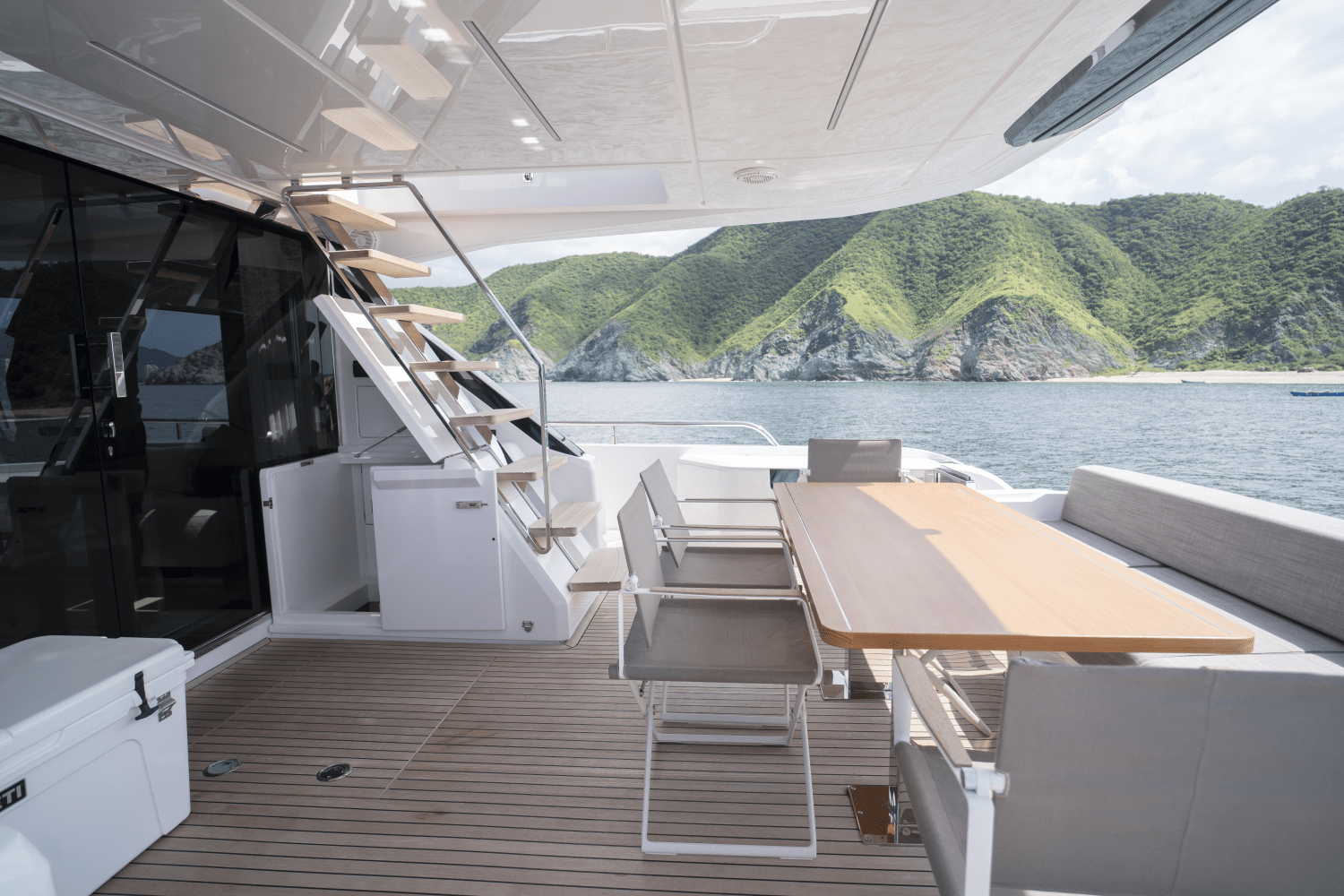 Slide: The Image of Ferretti 720 2023 - 14