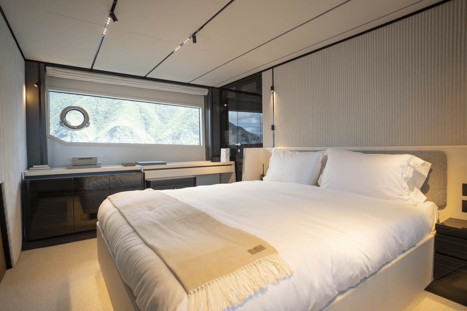 Slide: The Image of Ferretti 720 2023 - 32