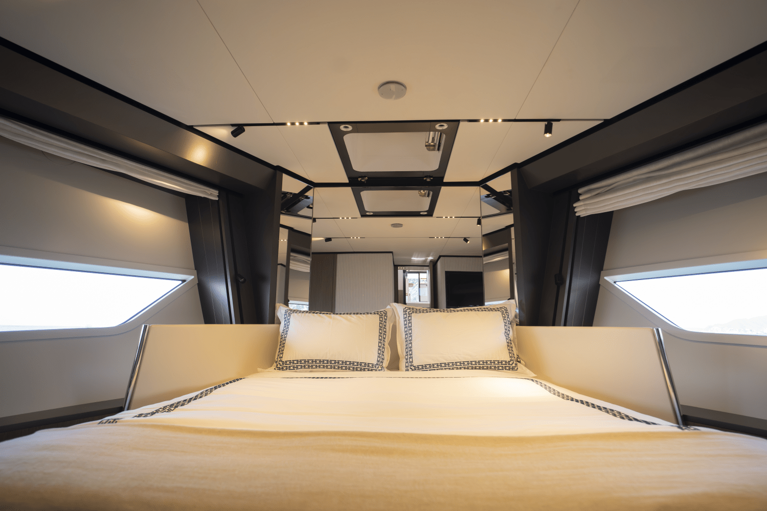 Slide: The Image of Ferretti 720 2023 - 35