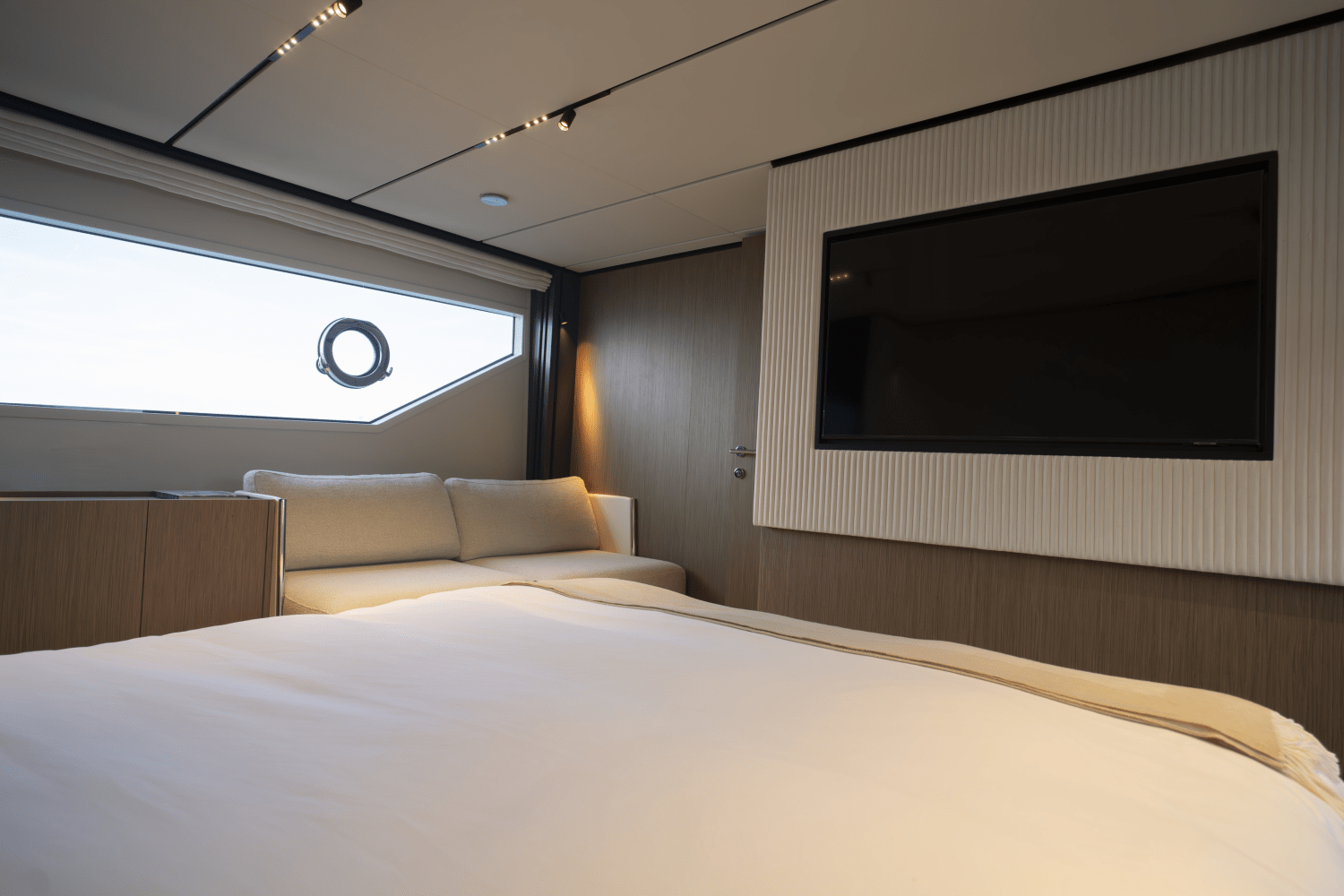 Slide: The Image of Ferretti 720 2023 - 36