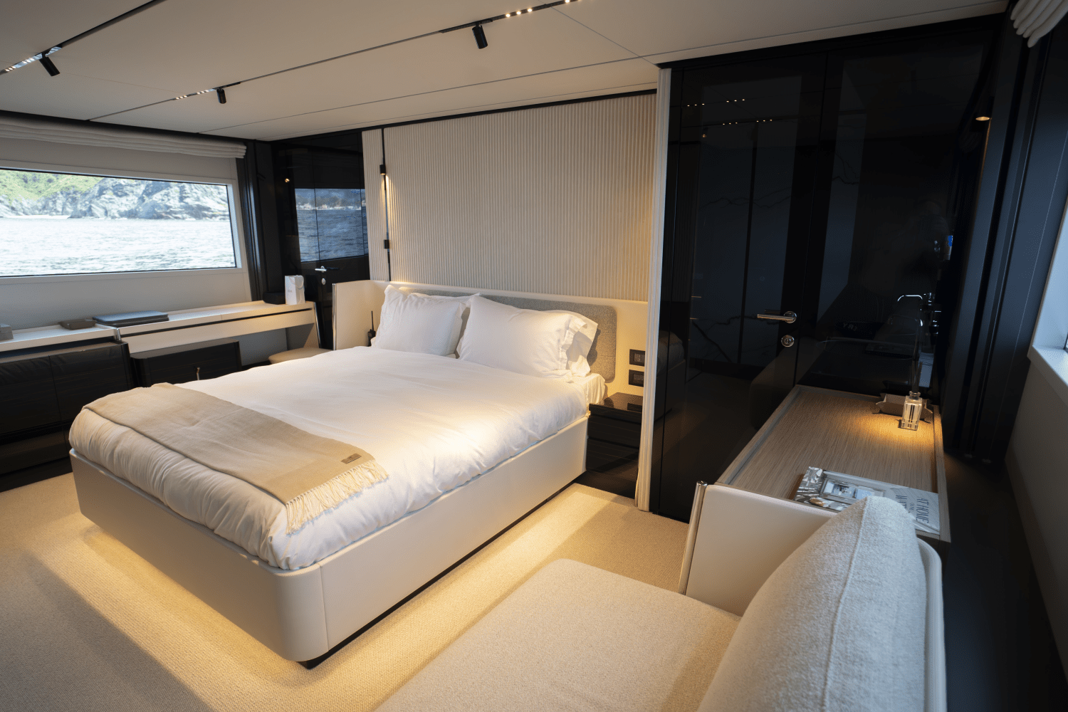 Slide: The Image of Ferretti 720 2023 - 38