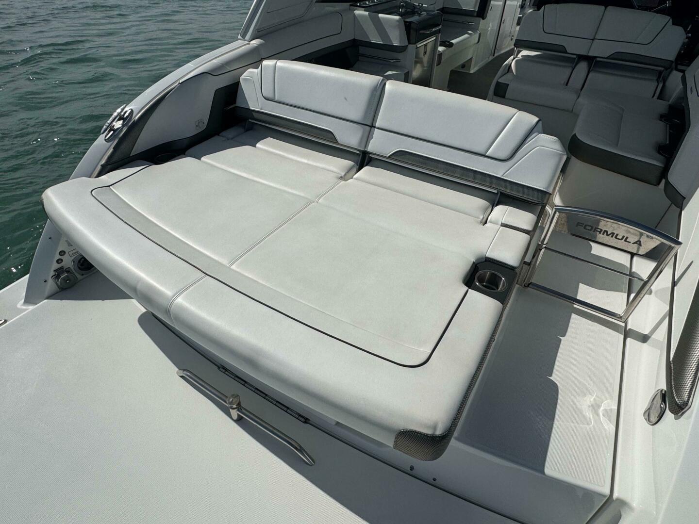 Slide: The Image of Formula 330 Crossover Bowrider 2019 - 5351815