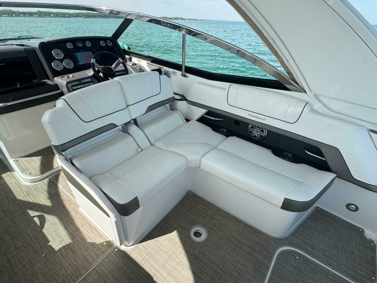 Slide: The Image of Formula 330 Crossover Bowrider 2019 - 5351817