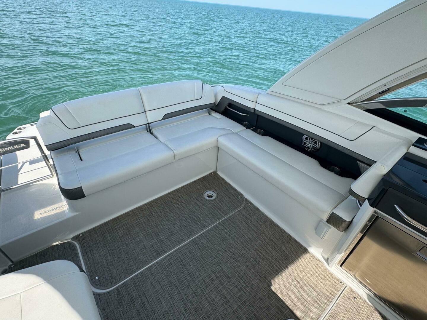 Slide: The Image of Formula 330 Crossover Bowrider 2019 - 5351818