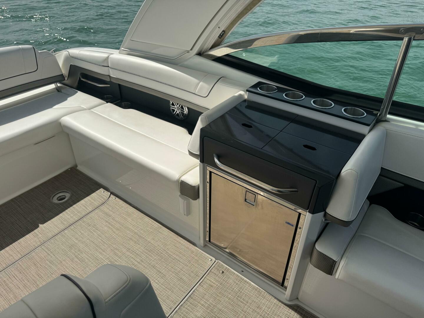 Slide: The Image of Formula 330 Crossover Bowrider 2019 - 5351819