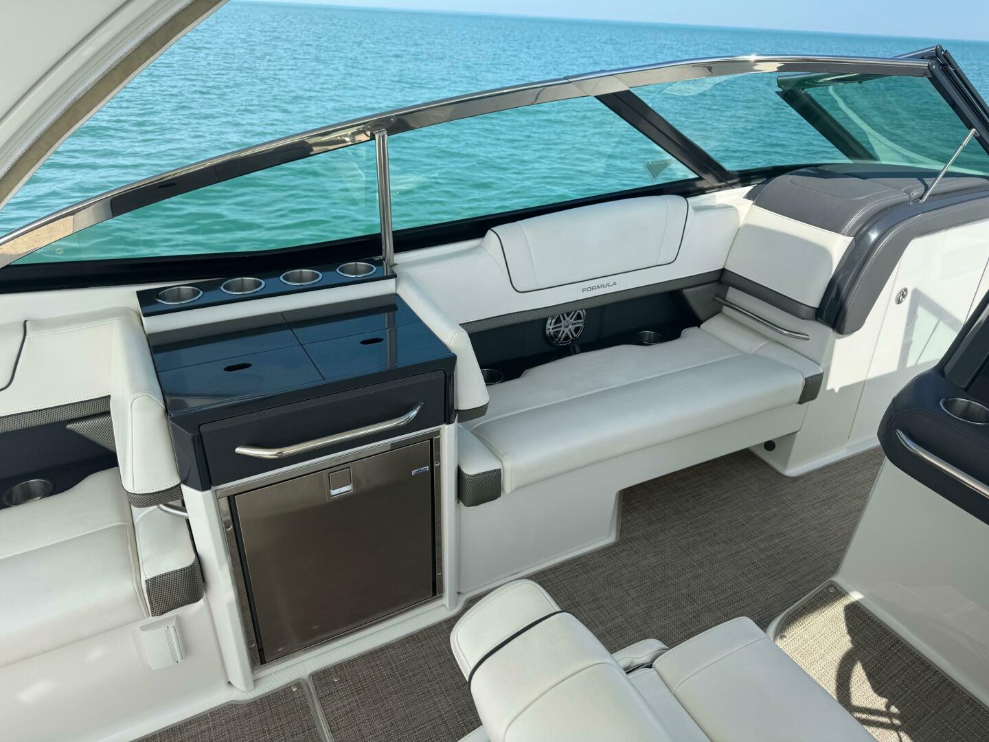 Slide: The Image of Formula 330 Crossover Bowrider 2019 - 5351820